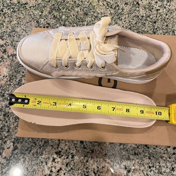 NWT Ugg Kids Alanna Sneaker - Picture 13 of 14